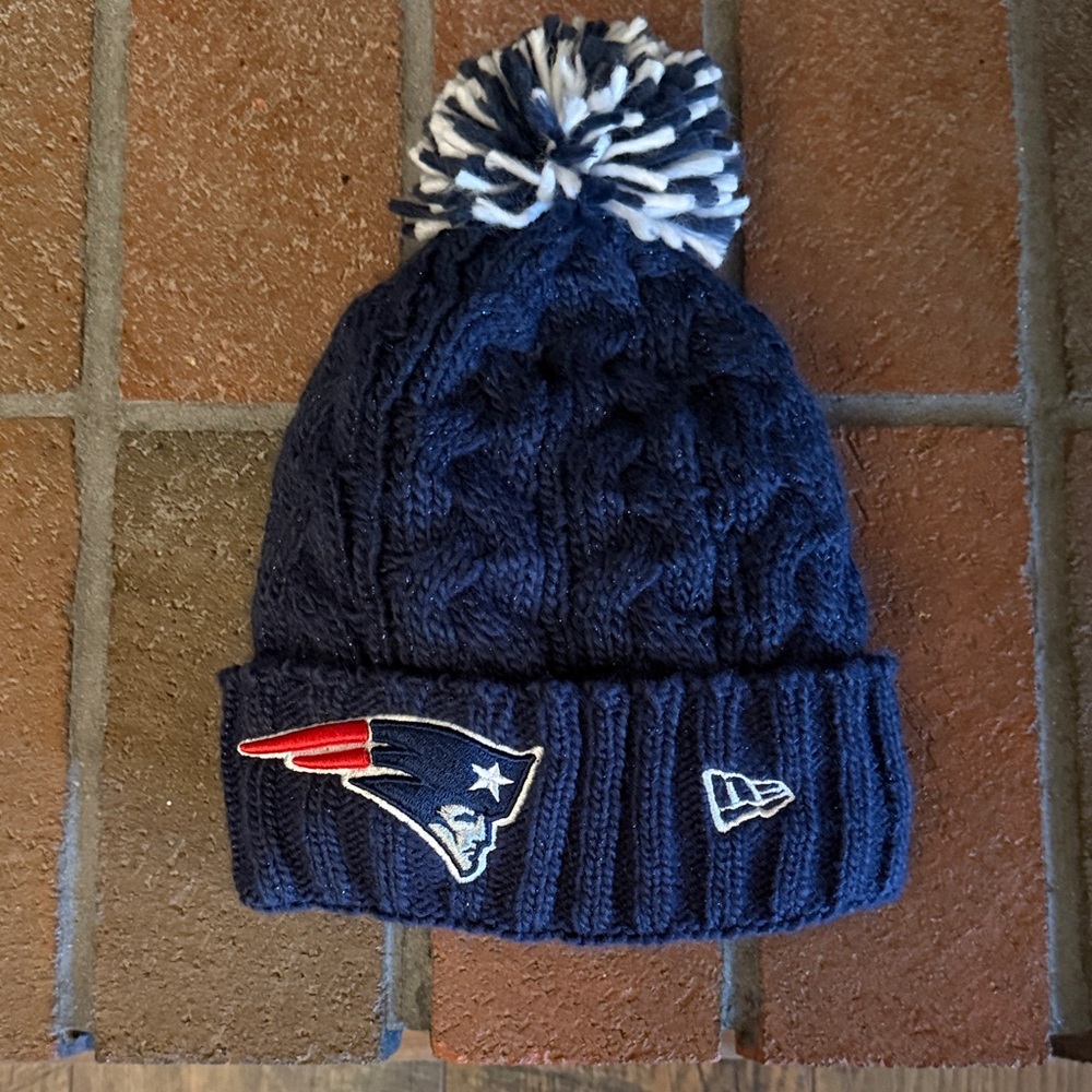 New Era, New England Patriots women’s pom-pom winter beanie, Blue Sparkle, OS
